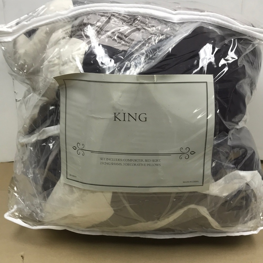 Glenberry 7pc king comforter set new missing decorative pillows